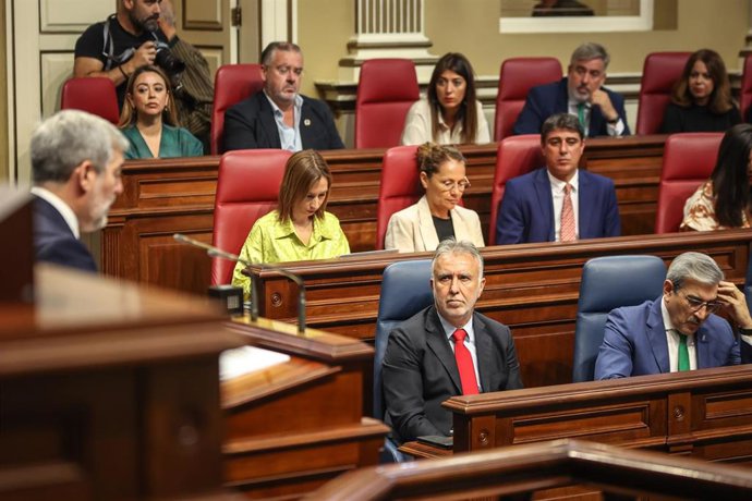 El expresidente del Gobierno de Canarias, Ángel Víctor Torres, durante el pleno de investidura en el debate de investidura del nuevo presidente del Gobierno de Canarias, Fernando Clavijo