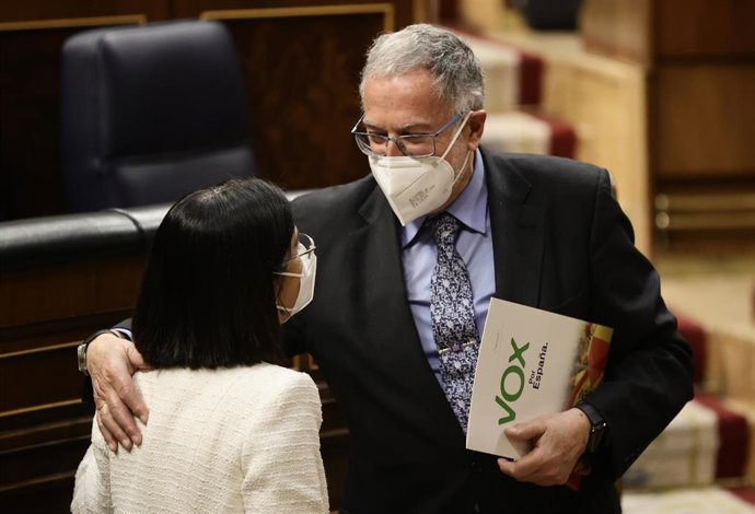 Archivo - Juan Luis Steegmann conversa con la exministra de Sanidad Carolina Darias