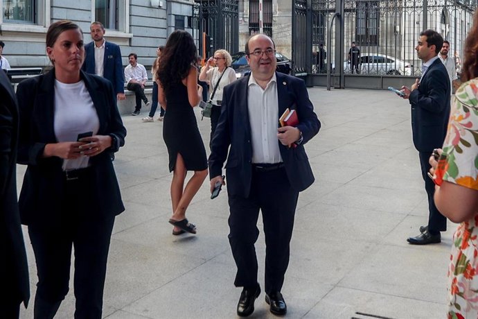 Archivo - El ministro de Cultura y Deporte, Miquel Iceta, a su llegada a una sesión plenaria, en el Congreso de los Diputados.