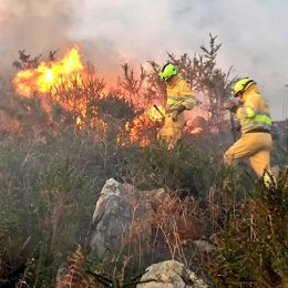 Archivo - Labores de extinción de incendios forestales en Cantabria