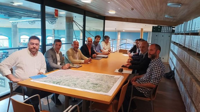 Reunión de los concejales de Medioambiente y Sostenibilidad, Rodrigo Pintueles (PP); Urbanismo, Jesús Martínez Salvador (Foro), y Deportes, Jorge Pañeda (PP), con el Real Grupo de Cultura Covadonga.