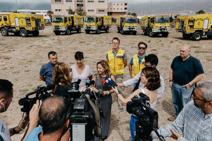 La presidenta del Cabildo de Tenerife, Rosa Dávila, y la consejera de Medio Natural, Blanca Pérez, presentan los nuevos vehículos de extinción de incendios forestales