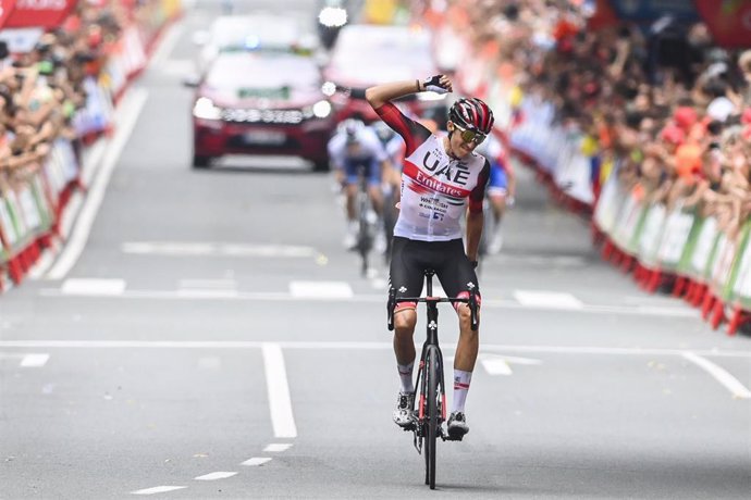 Archivo - El ciclista Marc Soler (UAE Team Emirates) celebrando una victoria de etapa en la Vuelta a España 2022.