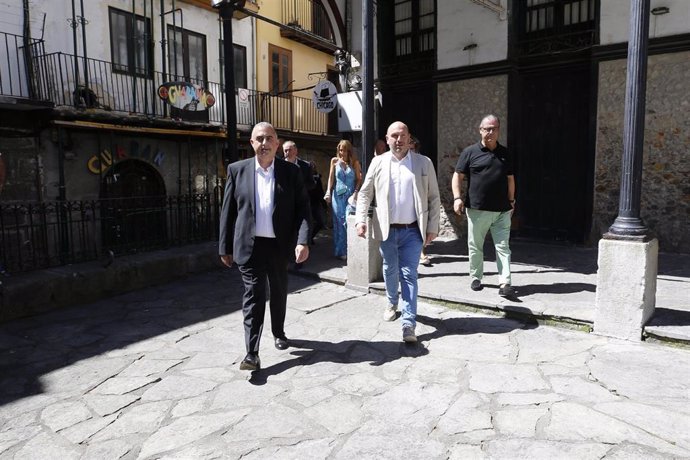 El consejero de Fomento, Ordenación del territorio y Medio Ambiente, Roberto Media, realiza una visita institucional al Ayuntamiento de Laredo junto con el alcalde