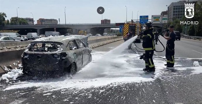 Sofocado el fuego en un coche que chocó contra otro en la M-30