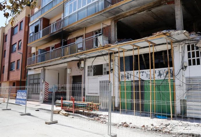 Apeo de la fachada del edificio de la calle Goya 32 que sufrió una explosión el pasado 1 de agosto.