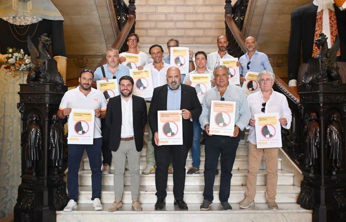 El alcalde de Palma, Jaime Martínez, y el presidente de Restauración Caeb, Alfonso Robledo, junto con otros representantes, en la reunión sobre la campaña de coicienciación ciudadana