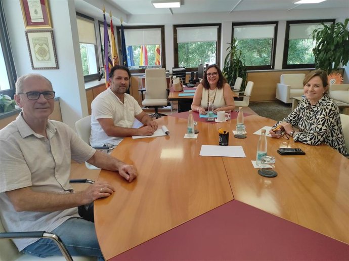 La consellera de Salud, Manuela García, mantiene una reunión con la directora general de Salud Pública, A. Elena Esteban, el presidente Colegio Oficial de Protésicos Dentales, Antoni Busquets, y su vicepresidente, Juan A. Vera.