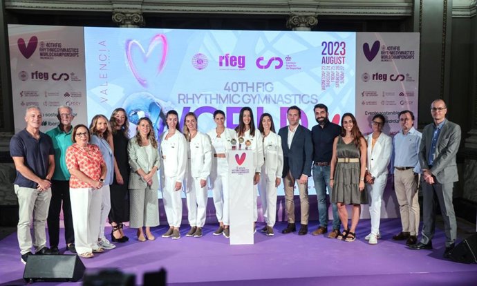 Foto de familia tras la presentación del carter y las medallas del Mundial de Gimnasia Rítmica de Valencia 2023