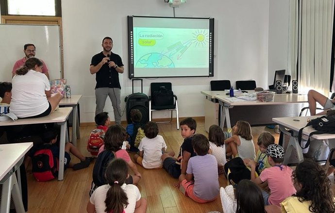 El Hospital Universitario Costa del Sol participa en el fomento de hábitos de fotoprotección en el campamento para niños/as y adolescentes con altas capacidades de Marbella