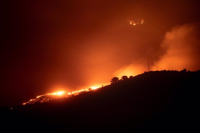 Una imatge de l'incendi en la matinada del dissabte