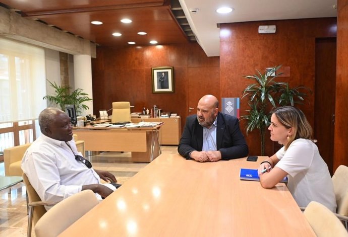De izquierda a derecha, el presidente de la Asociación Amigos de Mali, Ali Seydina, el alcalde de Palma, Jaime Martínez, y la segunda teniente de alcalde de Servicios Sociales, Educación, Participación Ciudadana, Juventud e Interculturalidad, Lourdes Ro