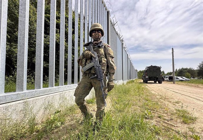 Archivo - Agente de seguridad de Polonia en la frontera con Bielorrusia (archivo).