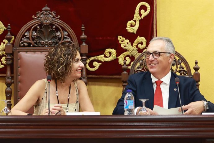 La ministra de Hacienda y Función Pública en funciones, María Jesús Montero y el presidente de la Mancomunidad del campo de Gibraltar, Juan Lozano (d), firman los convenios de colaboración para la financiación de inversiones en el ejercicio 2023.