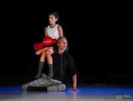 Escena del espectáculo 'Low Cost (...Por bailar)'.