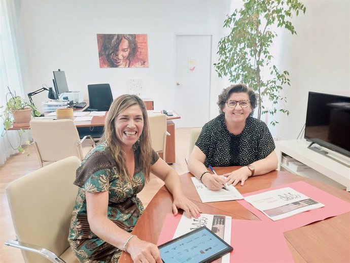 La consellera de Familias y Asuntos Sociales, Catalina Cirer, con la responsable de Acerca Cultura Baleares, Maria del Mar Matas