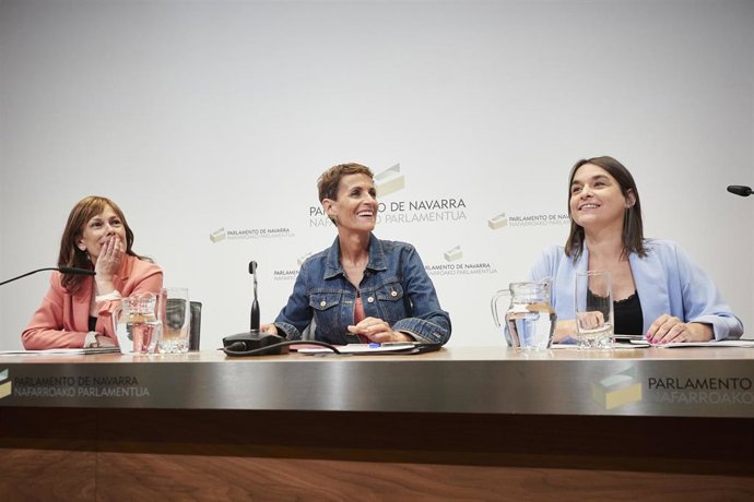 Uxue Barkos (Geroa Bai), María Chivite (PSN) y Begoña Alfaro (Contigo-Zurekin), en el acto de firma del acuerdo programático del Gobierno de Navarra.