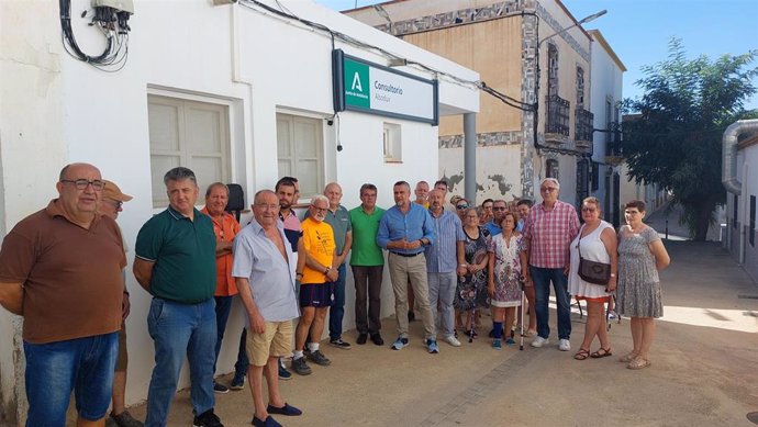 El secretario general del PSOE de Almería visita el consultorio médico de Alsodux (Almería).