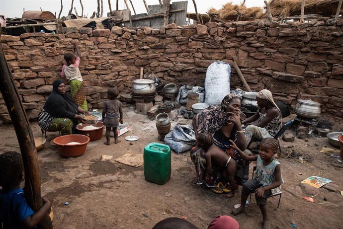 Archivo - Una mujer y sus hijos, desplazados por los ataques registrados en las regiones de Mopti y Bandiagara, en Malí