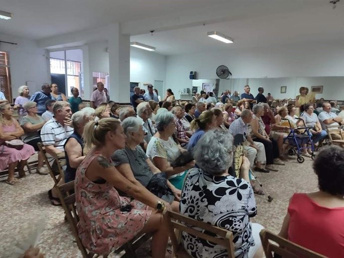 Asamblea vecinal de El Higuerón que ha acordado las movilizaciones contra el traslado de sus consultas médicas a Encinarejo.