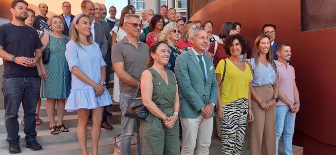 Nieves Roqueñí,  consejera de Transición Ecológica, Industria y Desarrollo Económico del Principado de Asturias (en la segunda fila segunda por la dcha) ,  en el Día del Comercio en la Feria Internacional de Muestras de Asturias (Fidma), en Gijón.