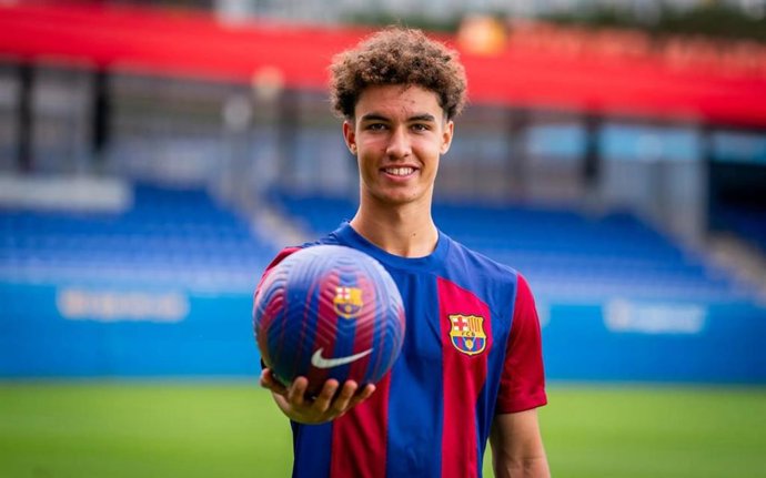 El joven centrocampista alemán Noah Darvich firma por el Bara Atltic hasta 2026