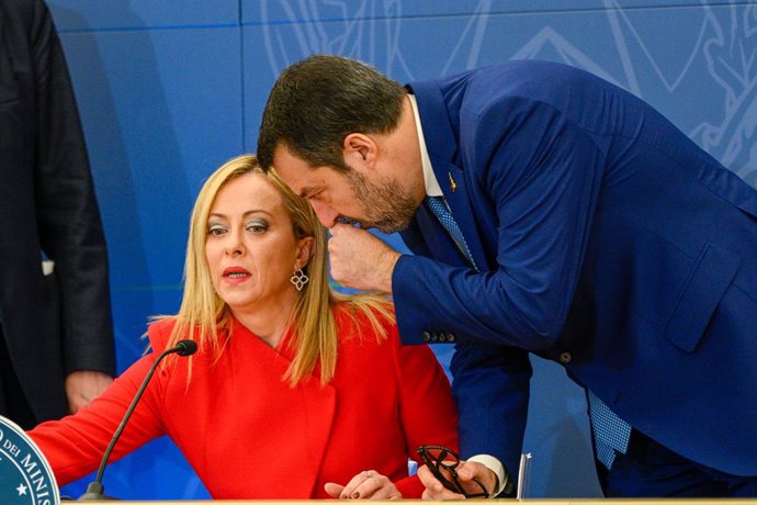 Archivo - 22 November 2022, Italy, Rome: Italian Deputy Prime Minister Matteo Salvini speaks to Prime Minister Giorgia Meloni at the start of a press conference to present the 2023 budget. Photo: Fabrizio Corradetti/LPS via ZUMA Press Wire/dpa