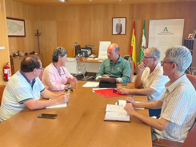 El delegado territorial de Sostenibilidad, Medio Ambiente y Economía Azul, Óscar Curtido, se reúne con representantes del Colegio Oficial de Veterinarios de Cádiz