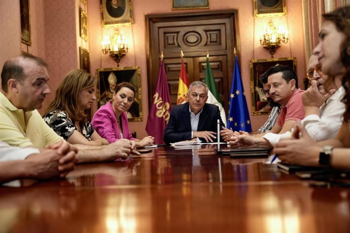 El  alcalde de Sevilla, José Luis Sanz (c), se reúne con el sector audiovisual andaluz para hablar del Festival de Cine de Sevilla 