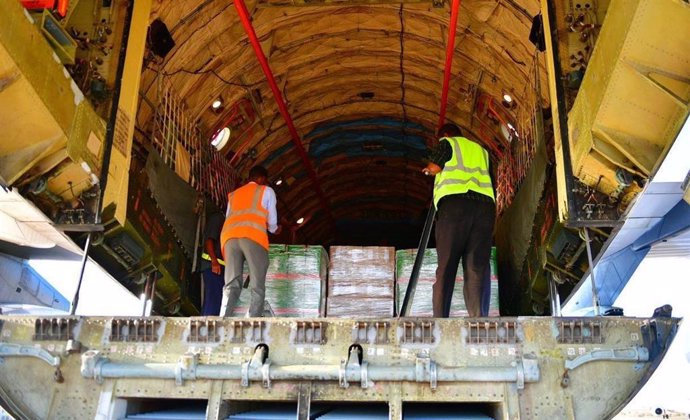 Archivo - 22 May 2023, Sudan, Port Sudan: Workers unload the eighth Saudi relief plane carrying 30 tons of food baskets and medical supplies at Port Sudan International Airport. Photo: -/Saudi Press Agency/dpa