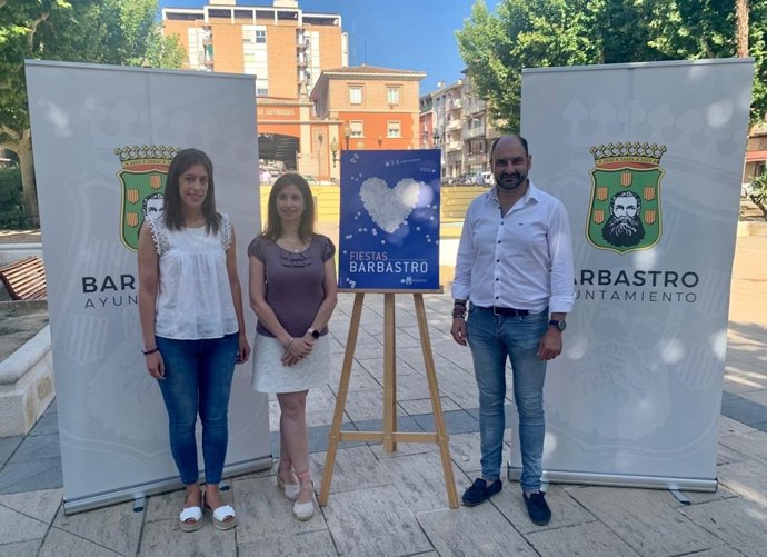 Lorena Espierrez, Beatriz Gimeno y Fernando Torres con el cartel de Fiestas 2023.