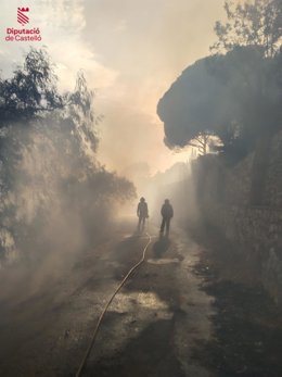 Bomberos trabajan en la extinción de un incendio de vegetación declarado en Alcossebre (Castellón)