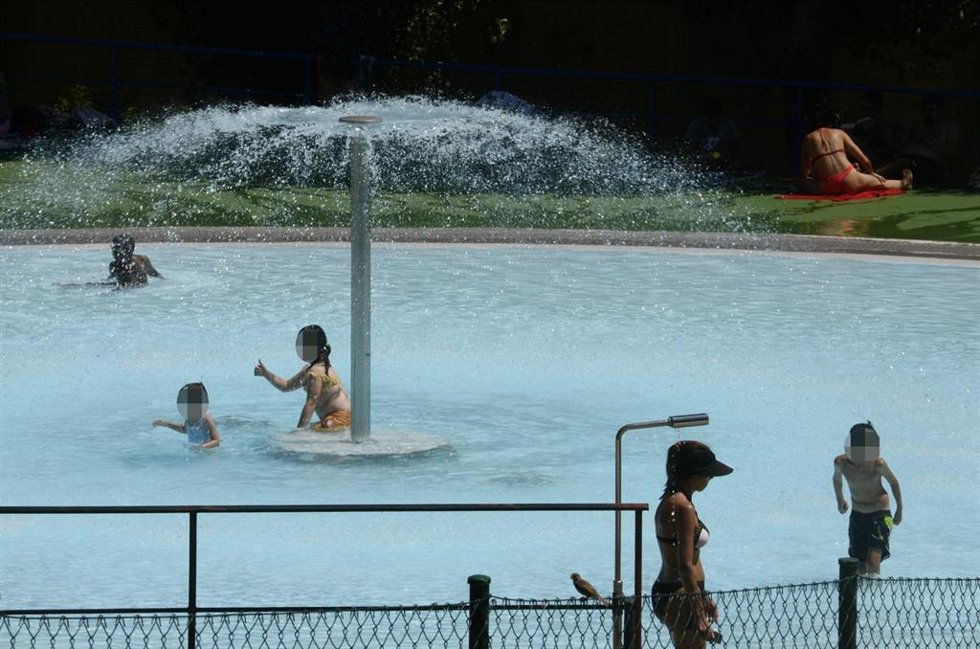 Bañistas en una piscina