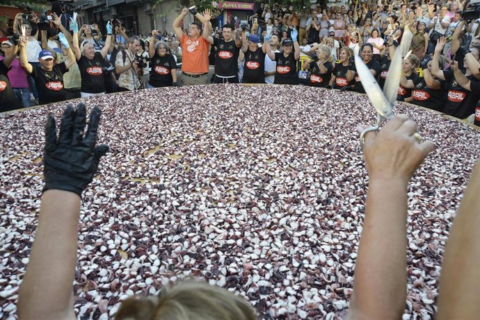 O Carballiño (Ourense) consigue un año más la tapa de pulpo más grande del mundo.