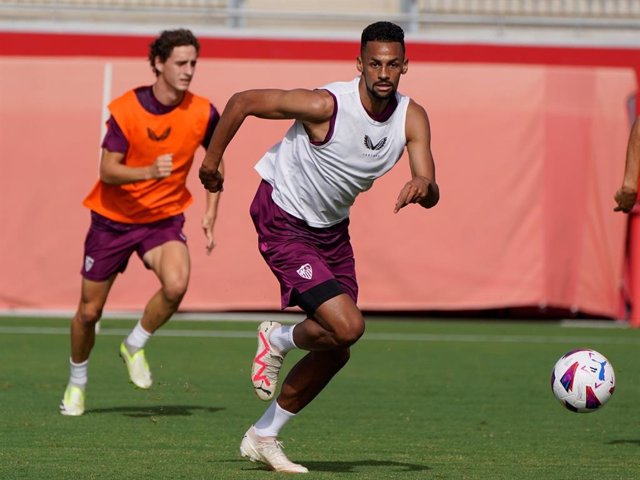 El jugador del Sevilla FC Djibril Sow en un entrenamiento de pretemporada