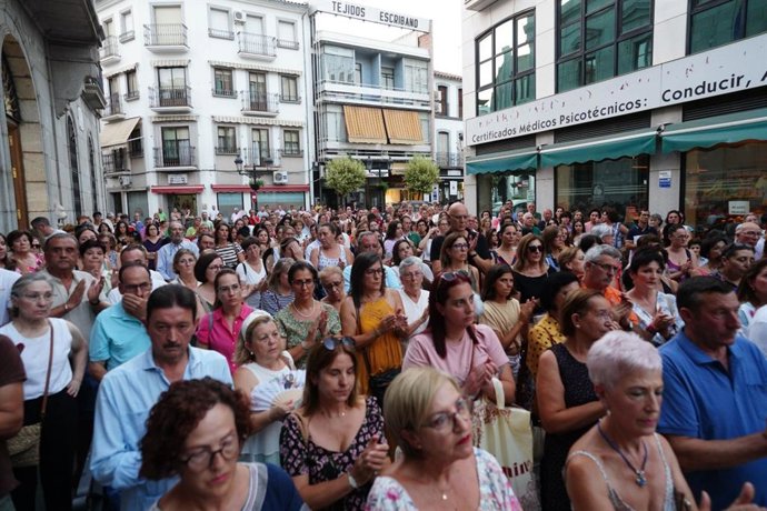 Multitud de vecinos de Pozoblanco se concentran ante el presunto crimen machista ocurrido en la localidad