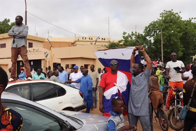 03 August 2023, Niger, Niamey: Protesters take part in a protest in support of the coup plotters in Niger's capital Niamey. During the demonstration, slogans against France were shouted and Russian flags were carried. Photo: Djibo Issifou/dpa