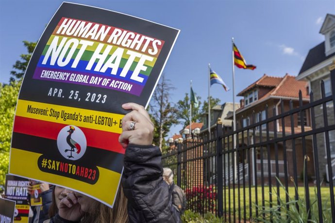 Archivo - Manifestantes protestan frente a la embajada de Uganda en Washington