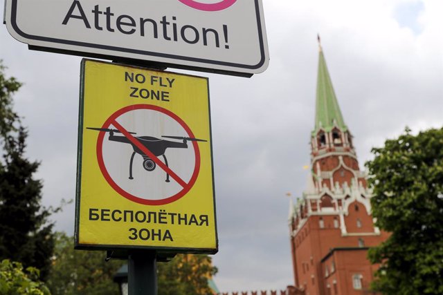 Archivo - Un cartel de "zona de exclusión aérea" cerca del Kremlin en Moscú, Rusia