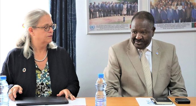 La coordinadora residente de la ONU en Gabón, Savina Ammassari, y el representante especial del secretario general para África Central y el jefe de la UNOCA, Abdou Abarry