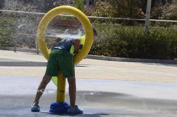 Un niño juega en el parque   