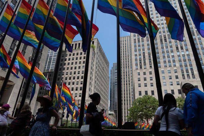 Archivo - Banderas LGBT en Nueva York