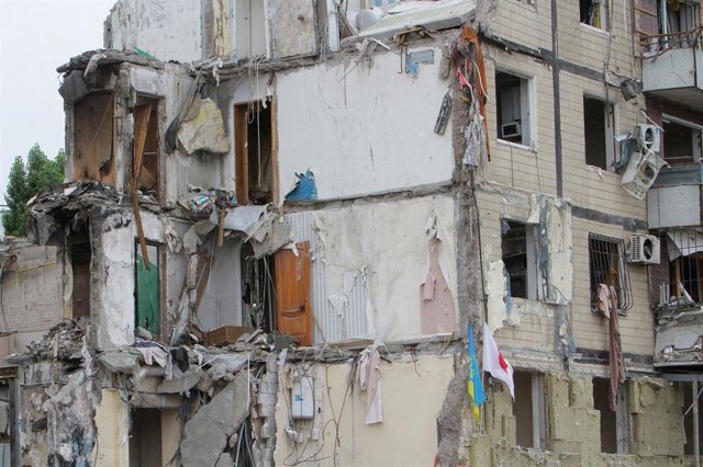 Un edificio residencial destruido por misiles rusos en Dnipro (Ucrania)