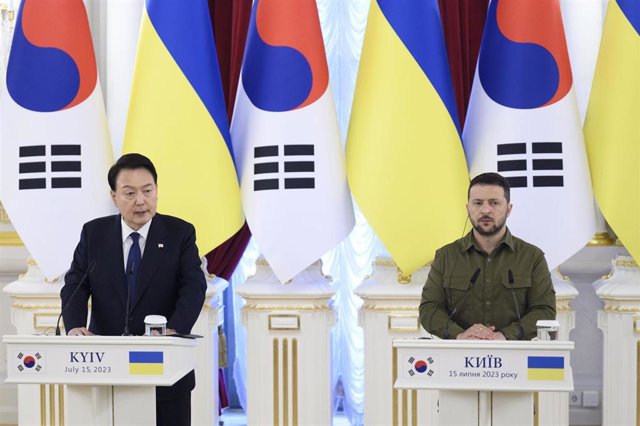 El presidente de Corea del Sur, Yoon Suk Yeol, y su homólogo ucraniano, Volodimir Zelenski