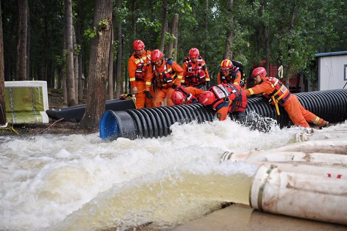 Un equip de rescat xins actuant en les inundacions d'Hebei, en el nord del país