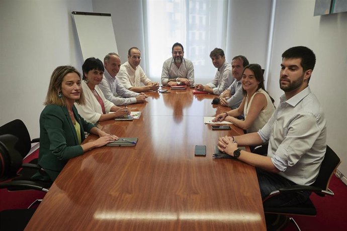 Reunión de representantes de PSN, Geroa Bai y Contigo con miembros de EH Bildu para explicarles el contenido de su acuerdo para la formación de Gobierno en Navarra.