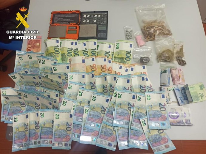 Dinero y droga incautada a los dos detenidos en Navasfrias (Salamanca).