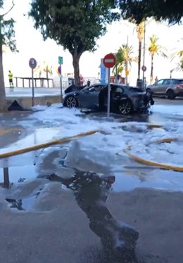 El vehículo eléctrico incendiado.