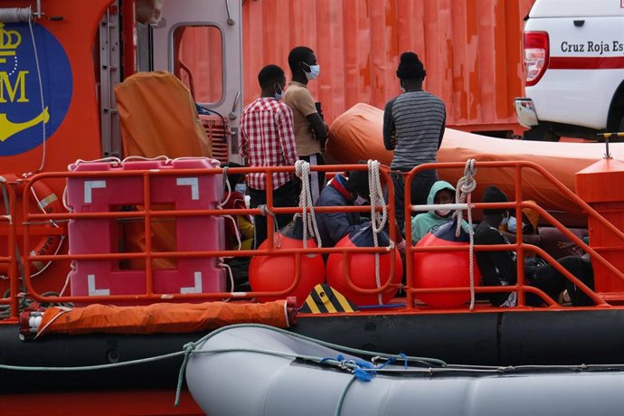 Archivo - Varios migrantes rescatados de una patera en aguas de Canarias, a 6 de abril de 2021
