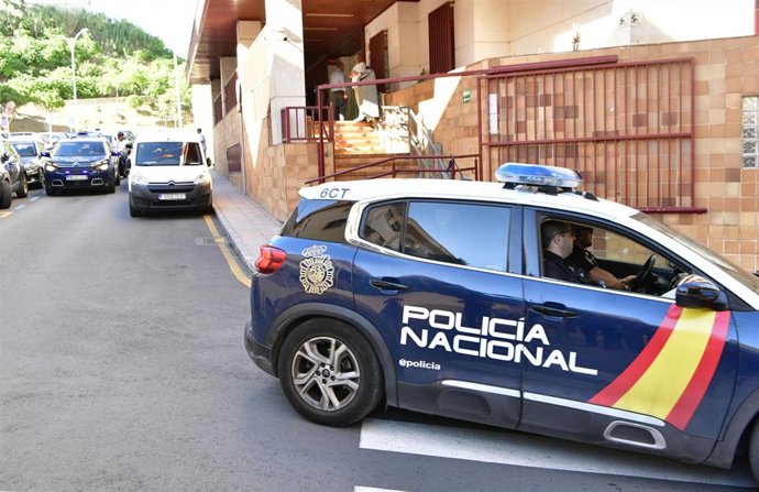 Archivo - Imagen de archivo de un vehículo de Policía Nacional entra al Juzgado de Menores Número 1 de Ceuta 